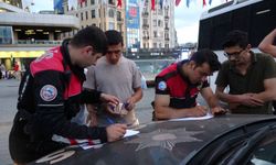 Polis ekiplerinden Taksim'de denetim: Kaçak göçmenler tek tek yakalandı