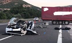 Otobanda feci kaza! TIR'a arkadan çarpan araç paramparça oldu: 3 ölü, 1 yaralı