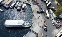 Eminönü'nde denize düşen otobüsün kurtarma görüntüleri