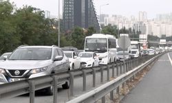 Esenyurt'ta devrilen tır trafiği durma noktasına getirdi