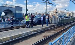 Galata Köprüsü'nde tramvay yoluna giren arabanın görüntüsü