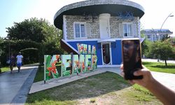 Kemer'deki 'ters ev' turistlerin ilgi odağı oldu: Yer tavanda, çatı yerde!