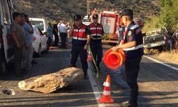 Manisa'da feci kazaa: Seyir halindeyken üzerine kaya düşen kamyonet, şarampole yuvarlandı