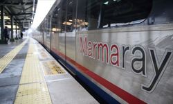 Marmaray'da hareketli anlar: Tren gelirken raylara atladı