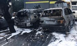 İstanbul'un göbeğinde yangın paniği: Milyonlarca liralık araçlar saniyeler içinde küle döndü...