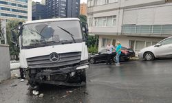 Şişli'de felaketin eşiğinden dönüldü: Yokuş aşağı kayan kamyon 7 araca çarptı, yol kapatıldı...