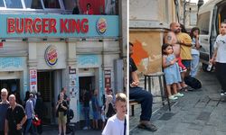 Taksim’de Burger King çalışanlarından cüzdanını unutan babaya meydan dayağı! Çocuklarının çığlık sesleri caddeyi inletti