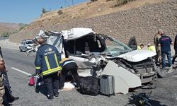 Van'da feci kaza! Hafif ticari araç, TIR'a çarptı: 3 ölü, 3 yaralı