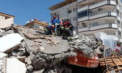 Hasarlı bina çöktü, kepçe operatörü enkaz altında hayatını kaybetti