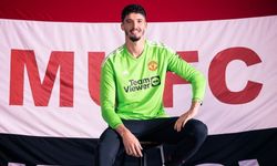 Altay Bayındır transferi resmen gerçekleşti: Milli kaleci Manchester United'a imzayı attı!