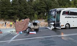 Antalya'da yolcu otobüsüyle otomobil çarpıştı: 1 kişi hayatını kaybetti