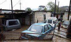 Güney Afrika'da felaket: Sel suları elektrik hatlarını etkiledi, 8 kişi acı şekilde can verdi..