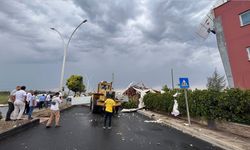 Mersin'de fırtına etkili oldu: Çatılar uçtu, ağaçlar devrildi