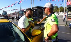 Taksim'de aracı bağlanan taksici, anahtarını polise teslim etmek isteyince gergin dakikalar yaşandı...