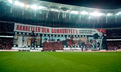 Beşiktaş tribünlerinden, Cumhuriyet’in 100. yılına özel koreografi