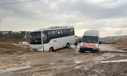 Kocaeli'ndeki yağışa yol dahi dayanamadı: 2 araç çöken yoldaki çukura girdi...