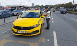 Sivil polislerden Eminönü'ndeki taksilerde denetim: Yolcu sandığı polisle pazarlığa tutuşunca...