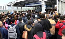 Avcılar'da metrobüs turnikeleri arızalandı, durakta yoğunluk oluştu