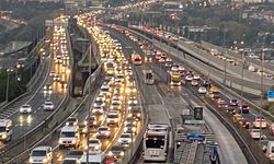 İstanbul'da okulların yeniden açılmasıyla sabah trafik yoğunluğu oluştu