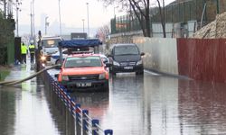 Bakırköy'de sahil yolunu su bastı, 3 araç mahsur kaldı 