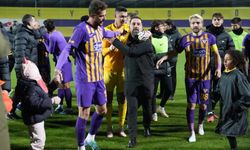 Eyüpspor'da Başkan Özkaya, futbolcular ve taraftardan Arda Turan'a moral