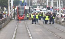 Tramvay arızalandı; yolcular yürümek zorunda kaldı