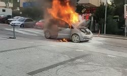 Üsküdar'da seyir halindeki otomobil alev alev yandı 