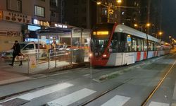 Zeytinburnu'nda tramvaya taşlı saldırı