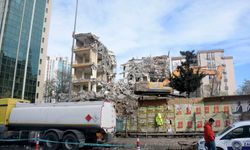 Beşiktaş'ta 11 katlı binanın yıkımında yola moloz düştü, 3 araç hasar gördü