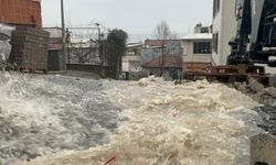 Bursa'da şiddetli yağış sonrası yollar dereye döndü, evleri su bastı