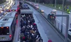 Altunizade metrobüs durağında insan seli