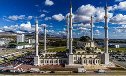 Dr. Suat Günsel Camii, Yakın Doğu Üniversitesi kampüsünde gerçekleştirilen görkemli bir törenle açıldı