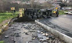 Kağıthane’de kum yüklü kamyon devrildi: 1 yaralı