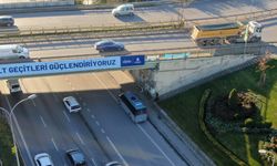 Bilboardda, 'Güçlendiriyoruz' yazan köprüye 1 yıldır çivi çakılmadı