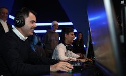 İBB Başkan adayı Murat Kurum, gençlerle play station oynadı