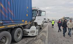 Beton mikseri TIR'a çarptı: 2 yaralı