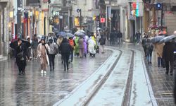 Beylikdüzü'nde kar Taksim'de karla karışık yağmur 