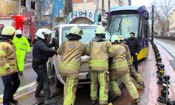 Karaköy'de tramvay kamyonete çarptı