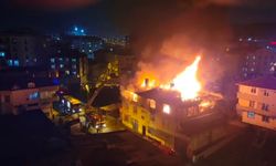 Tuzla'da 2 katlı binanın çatısı alev alev yandı