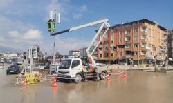 Toroslar EDAŞ deprem bölgesindeki elektrik dağıtım çalışmalarını sürdürüyor