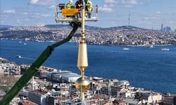 Galata Kulesi’nde nefes kesen restorasyon: 63 metre yükseklikte bulunan alem takıldı