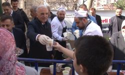 Ümraniye’de Başkan İsmet Yıldırım vatandaşlara çorba ikramında bulundu