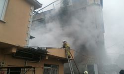Silivri'de 3 katlı binanın çatısı alev alev yandı