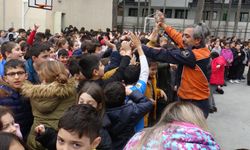 Avcılar'da öğrencilerden itfaiyecilere sevgi gösterisi