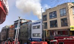Fatih'te 6 katlı iş merkezinin deposunda korkutan yangın