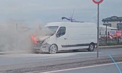 Arnavutköy’de seyir halindeki ticari araç alev alev yandı