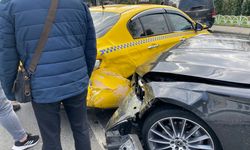 Süratli gelen otomobil ışıklarda duran araçlara çarptı: 1 yaralı