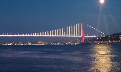 İstanbul Boğazında dolunay manzarası kartpostallık görüntü oluşturdu