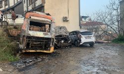 Beyoğlu'nda park halindeki 4 araç alev alev yandı