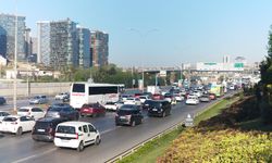İstanbul'da bayram dönüşü haftanın ilk gününde trafik yüzde 60'lara ulaştı